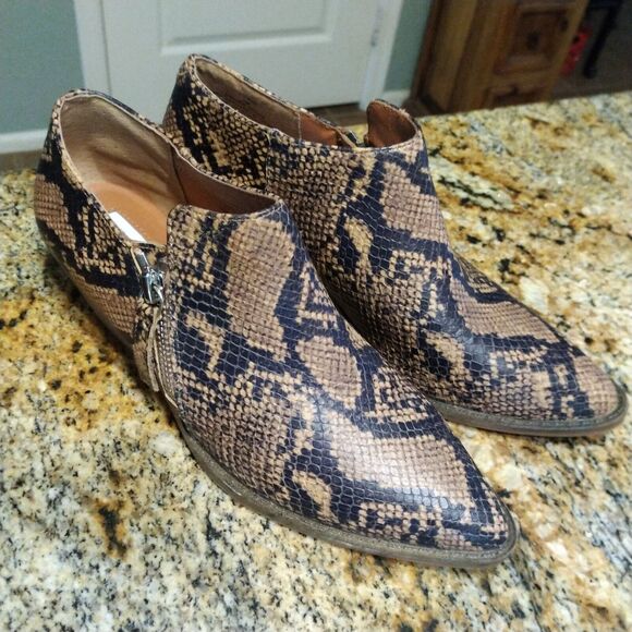 Women's Chelsea & Violet Booties Size 6M Beige & Black Faux Snake Skin Print - Picture 6 of 12